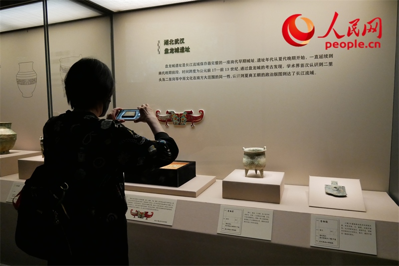 今年9月，觀眾正在參觀“鑒往知遠——新時代考古成果展”。人民網記者 韋衍行攝