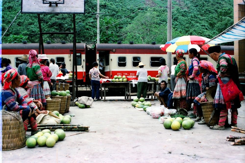 這是90年代中后期滇越鐵路沿線的集市，客運(yùn)列車的開行為當(dāng)?shù)氐拇迕駧砩虣C(jī)。
