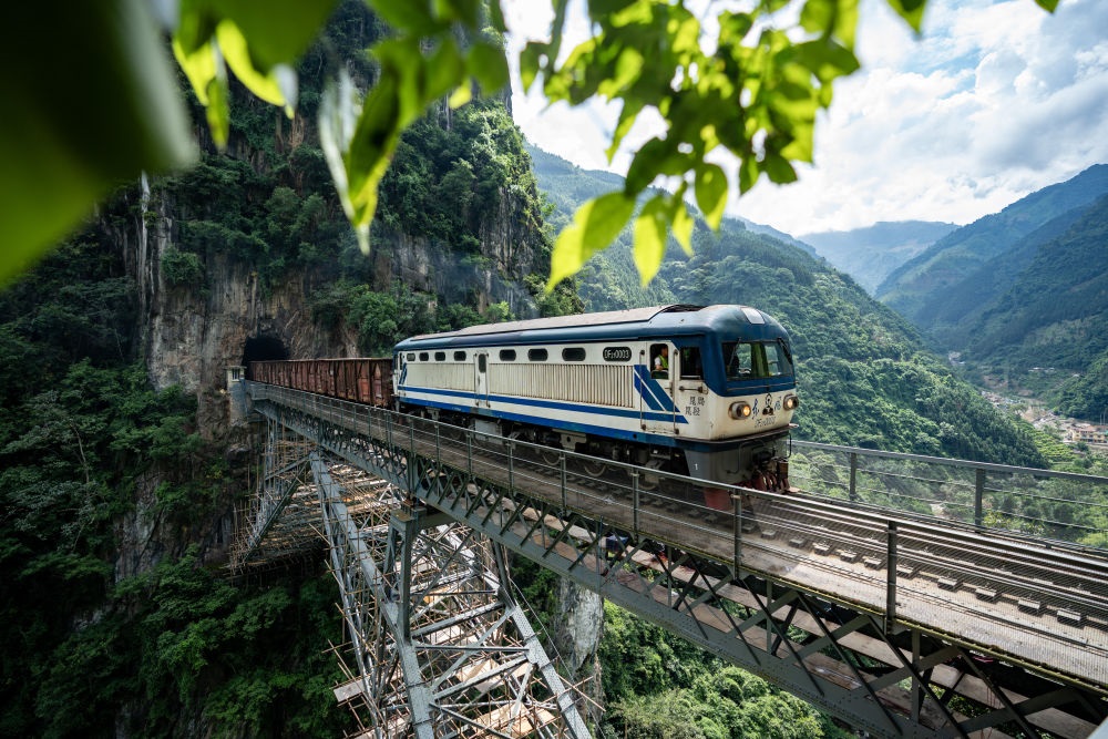 進(jìn)行人字橋橋梁檢測(cè)的米軌列車通過人字橋（2023年9月6日攝）。