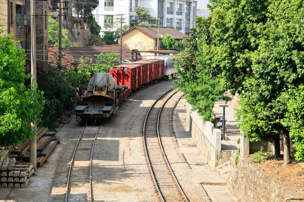 滇越鐵路宜良段的鐵軌與貨車（2013年3月26日攝）。