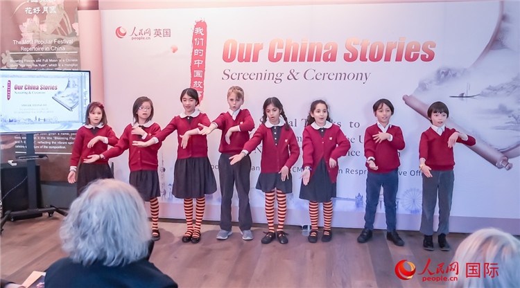 肯辛頓韋德預(yù)備學(xué)校小學(xué)生表演。人民網(wǎng) 郭錦標(biāo)攝