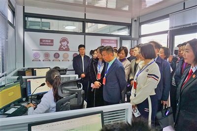  在昆明中院訴前調(diào)解工作室內(nèi)，代表們觀摩法官線上調(diào)解。