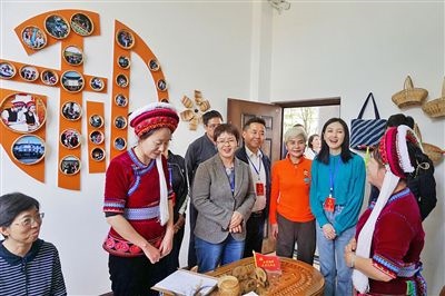  在大理法院喜洲法庭，代表們與“金花調(diào)解員”共同探討民族特色調(diào)解工作方法。