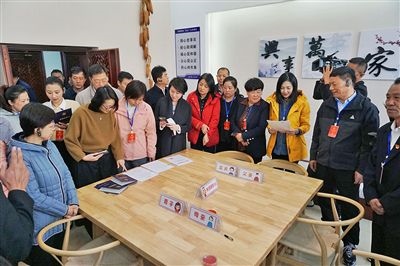  在劍川法院家事調(diào)解室內(nèi)，該院制作的《離婚證明書》引起了代表們的關(guān)注。