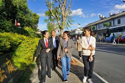  全國(guó)人大代表王爭(zhēng)（右一）、張海鷗（右二）向法官了解民族特色調(diào)解工作機(jī)制。