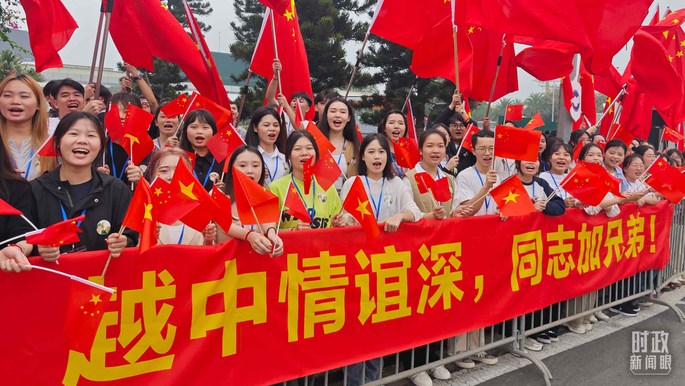 △習(xí)近平乘車(chē)從機(jī)場(chǎng)赴下榻飯店途中，許多人自發(fā)聚集在道路兩旁，揮舞兩國(guó)旗幟，表達(dá)熱烈歡迎。（總臺(tái)央視記者耿小龍拍攝）
