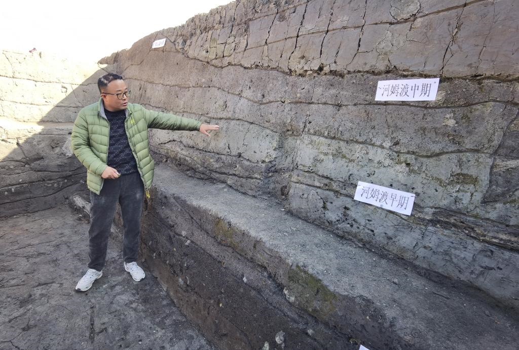 12月14日，汶溪遺址發(fā)掘項目現(xiàn)場負(fù)責(zé)人雷少介紹遺址整體情況。新華社記者顧小立 攝