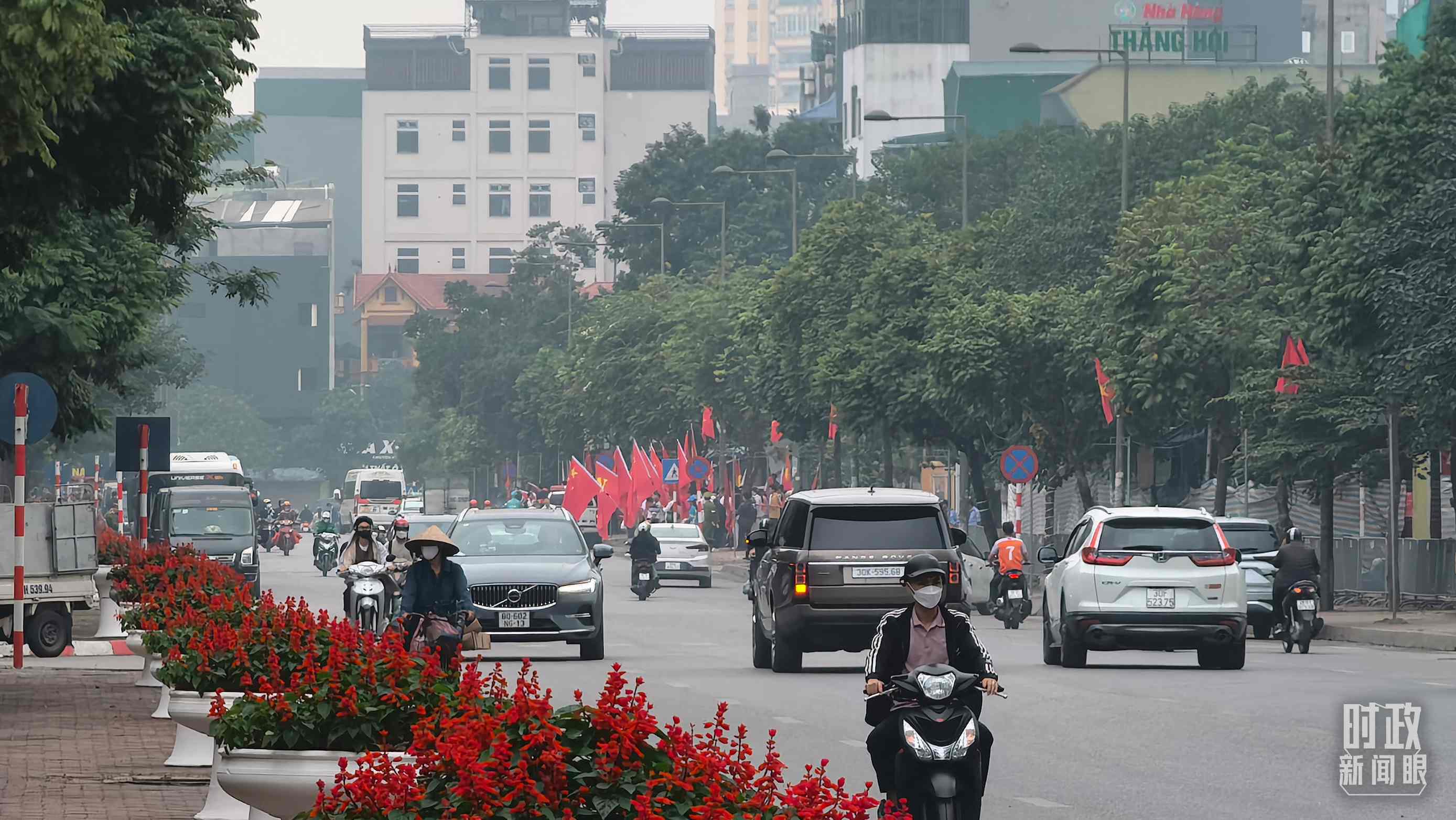 △河內(nèi)街道兩側(cè)的中越兩黨兩國(guó)旗幟。（總臺(tái)央視記者韓銳拍攝）