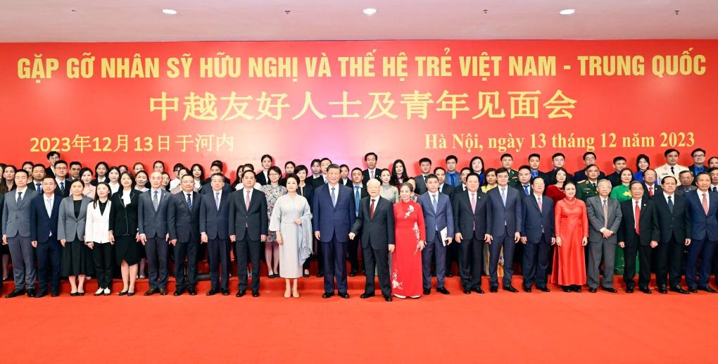 這是習(xí)近平夫婦和阮富仲夫婦同中越兩國青年和友好人士代表親切合影。