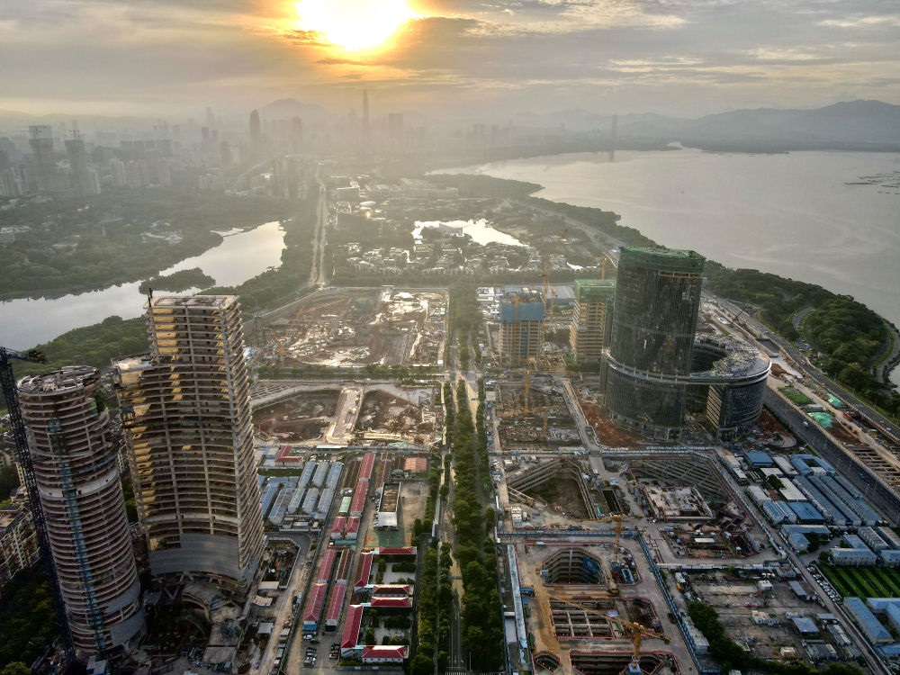位于深圳市南山區(qū)的深圳灣超級(jí)總部基地建設(shè)現(xiàn)場(chǎng)（無人機(jī)照片，2023年8月26日攝）。新華社記者 周科 攝