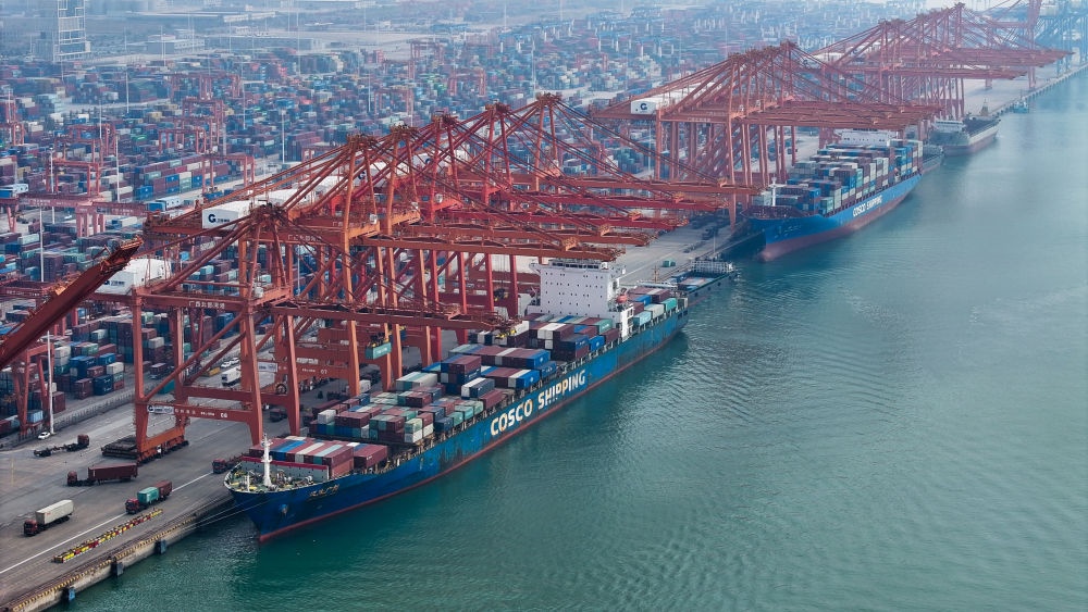 兩艘貨輪在欽州港集裝箱碼頭下卸集裝箱（無人機(jī)照片，2023年11月24日攝）。新華社記者 張愛林 攝