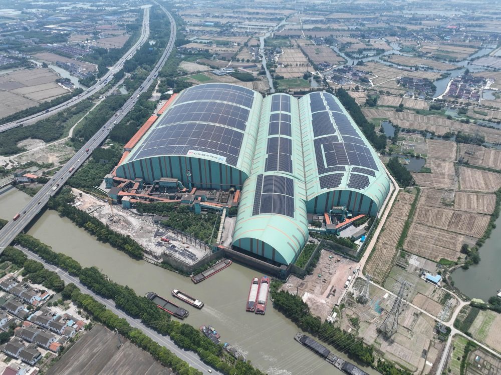 這是江蘇蘇州市常熟市龍騰特種鋼有限公司碼頭料場(chǎng)屋頂光伏（無人機(jī)照片，2023年6月9日攝）。新華社記者 季春鵬 攝