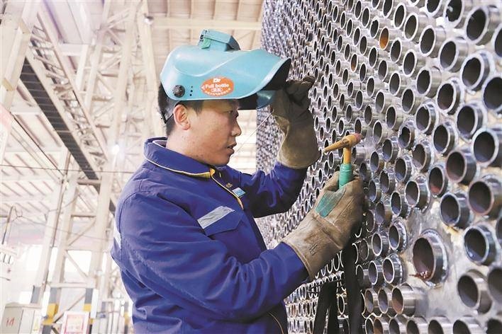邵旭鵬在車間進行電焊作業(yè)。受訪者供圖