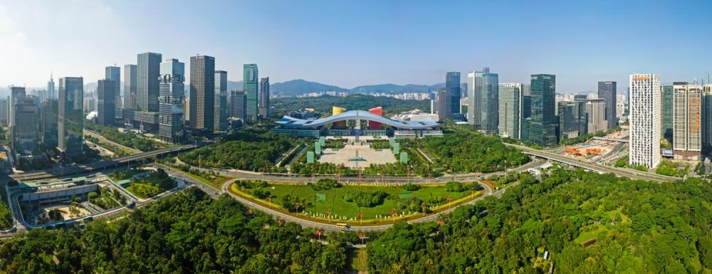 這是在廣東省深圳市拍攝的深圳市民中心和蓮花山公園一線（2020年10月2日攝，無人機(jī)照片）。新華社記者 梁旭 攝