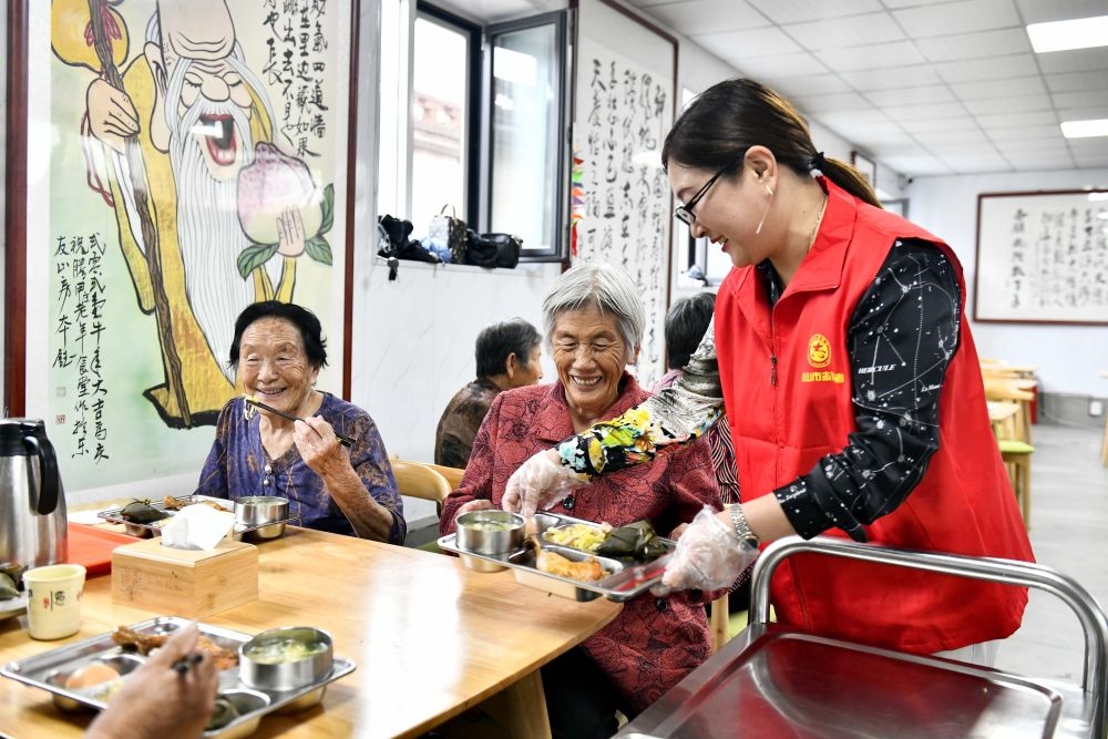 在山東省乳山市城區(qū)街道騰甲莊村幸福食堂，志愿者為老人們配送午餐（2023年6月24日攝）。新華社記者 郭緒雷 攝