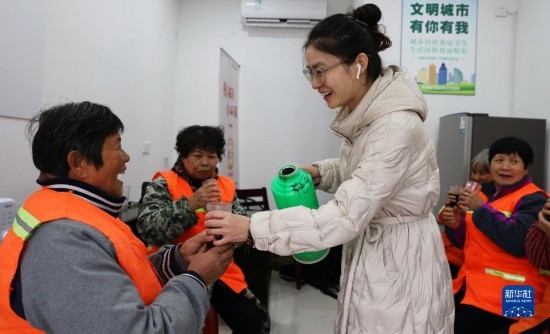 12月16日，在浙江省湖州市德清縣乾元鎮(zhèn)環(huán)衛(wèi)工人愛心驛站，志愿者為環(huán)衛(wèi)工人倒紅糖姜茶。