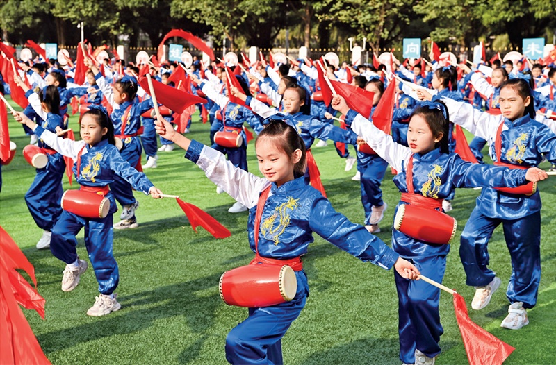 為助推民族地區(qū)基礎(chǔ)教育事業(yè)發(fā)展，廣西重新核定各地中小學教職工編制，依托全區(qū)編制“周轉(zhuǎn)池”核增事業(yè)編制給各地中小學，在全面達到國家標準的基礎(chǔ)上，進一步統(tǒng)籌優(yōu)化和動態(tài)調(diào)整各區(qū)域、學校、學段間編制資源。圖為2023年11月29日，南寧市濱湖路小學舉行主題為“逐夢新時代 健體向未來”的體育文化節(jié)，孩子們正在跳腰鼓舞。 新華社記者 周華/攝