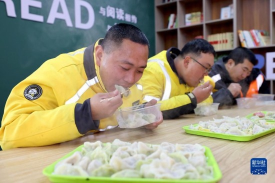 12月16日，在山東省棗莊市市中區(qū)城管藍(lán)職工志愿服務(wù)驛站，戶外勞動(dòng)者吃上熱氣騰騰的水餃。