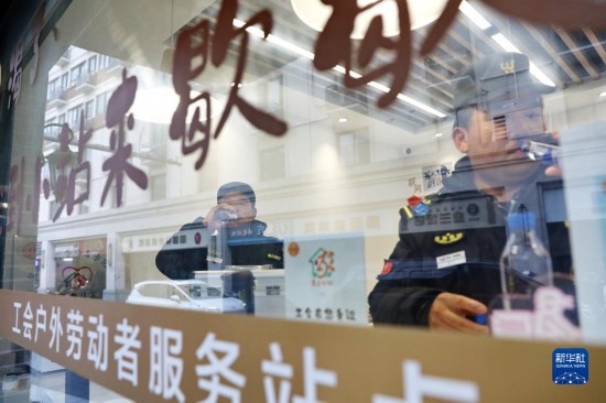 12月16日，戶外工作者在浙江省嘉興市南湖區(qū)丁家橋社區(qū)個(gè)性化“惠工小站”休息。