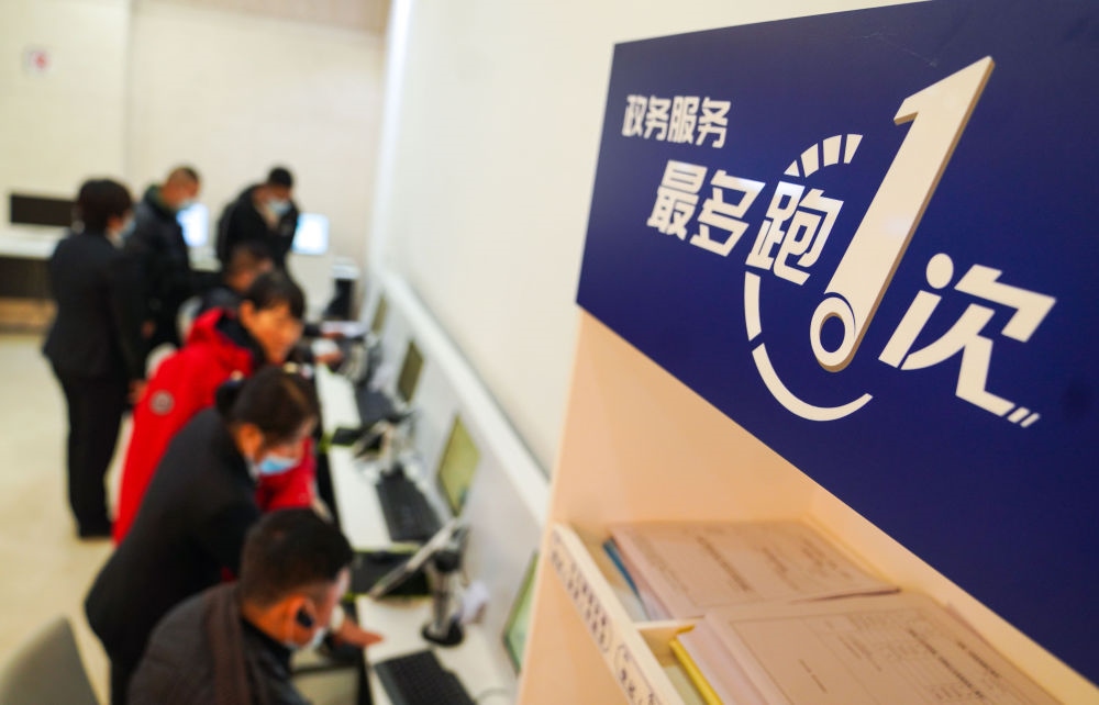 在吉林省長春市二道區(qū)政務(wù)服務(wù)中心輔助填報(bào)區(qū)，市民在工作人員的輔助下進(jìn)行事項(xiàng)填報(bào)（2020年11月23日攝）。新華社記者 許暢 攝
