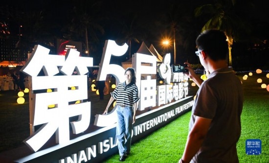 12月16日，觀眾在第五屆海南島國際電影節(jié)開幕式現(xiàn)場拍照留念。