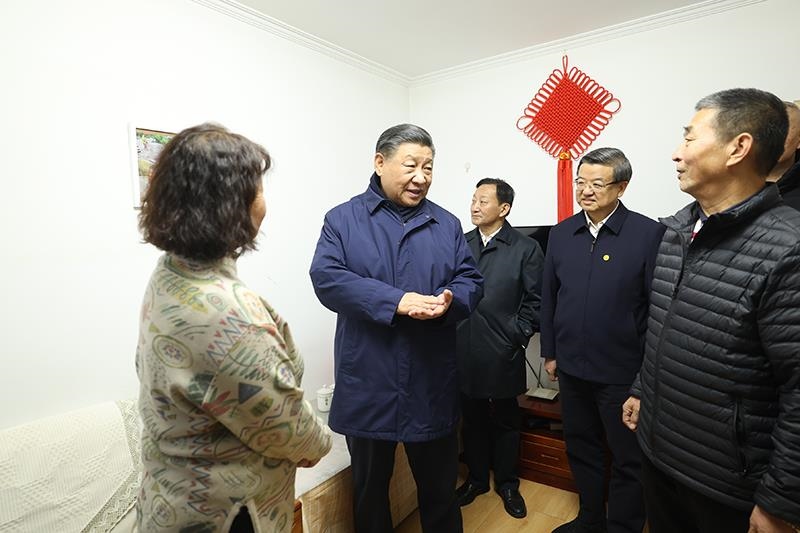 △2023年11月10日下午，習(xí)近平總書記在河北涿州市雙塔街道永濟秀園小區(qū)居民董彩英家看望慰問。