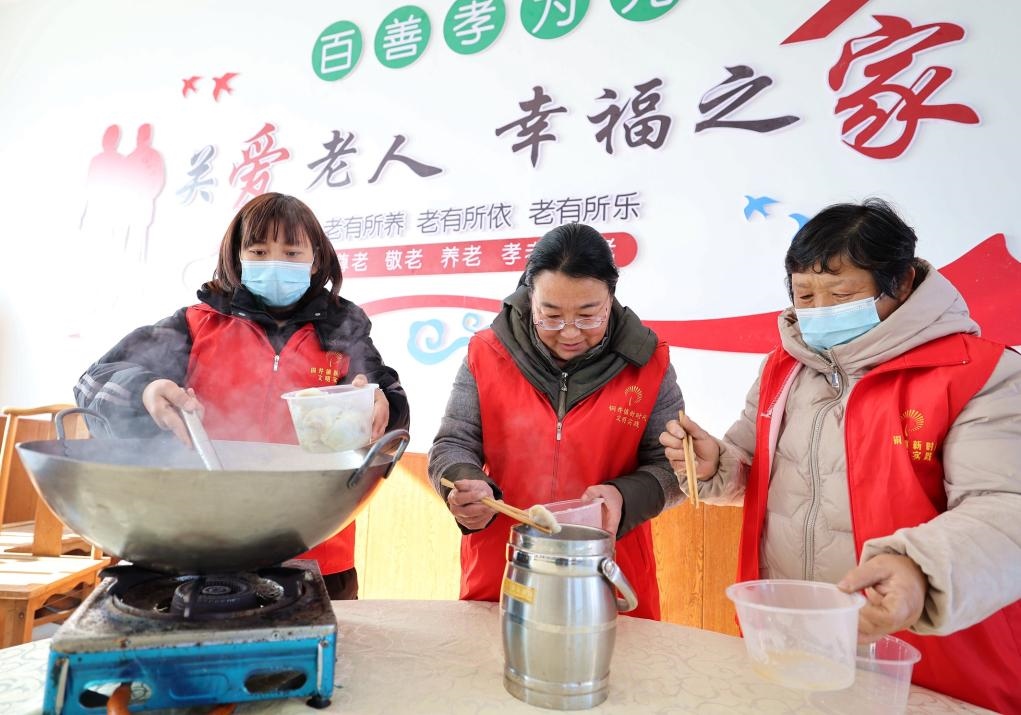 12月17日，在山東省臨沂市沂南縣銅井鎮(zhèn)杜山社區(qū)孝善食堂，志愿者們?cè)跒樯鐓^(qū)內(nèi)獨(dú)居和行動(dòng)不便的老人煮水餃。 新華社發(fā)（王彥冰 攝）
