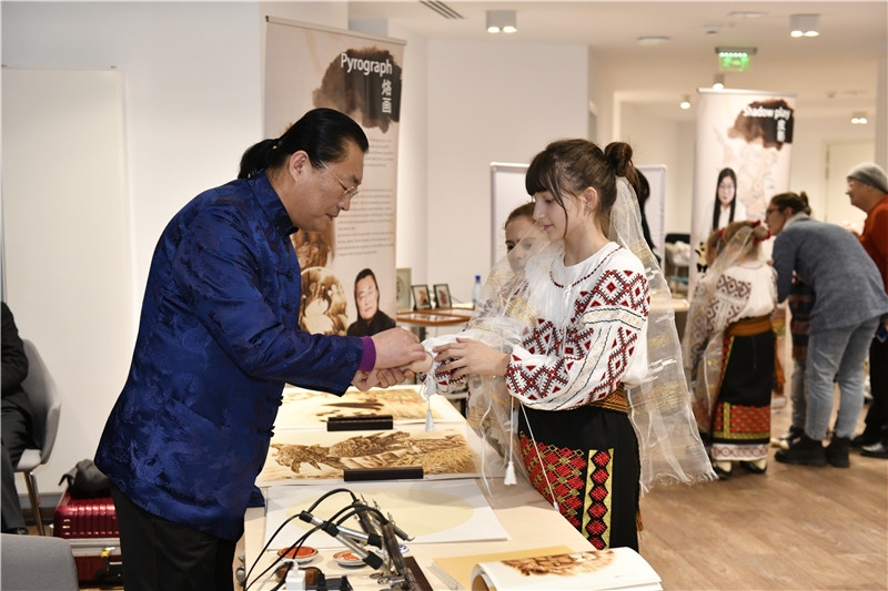 圖為羅馬尼亞小學(xué)生在現(xiàn)場(chǎng)體驗(yàn)烙畫(huà)。 布加勒斯特中國(guó)文化中心供圖