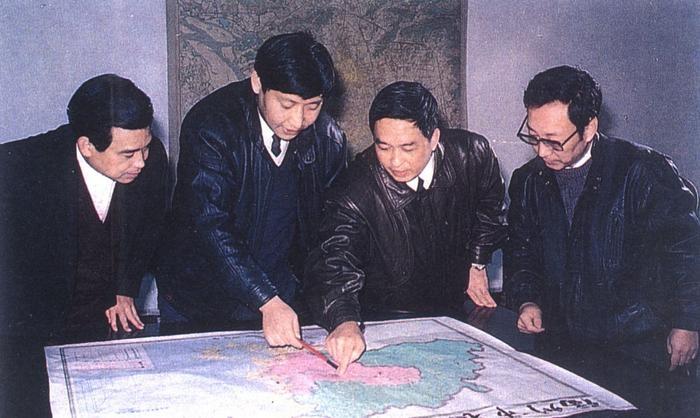 1991年12月，習(xí)近平與同事討論福州市戰(zhàn)略規(guī)劃設(shè)想。