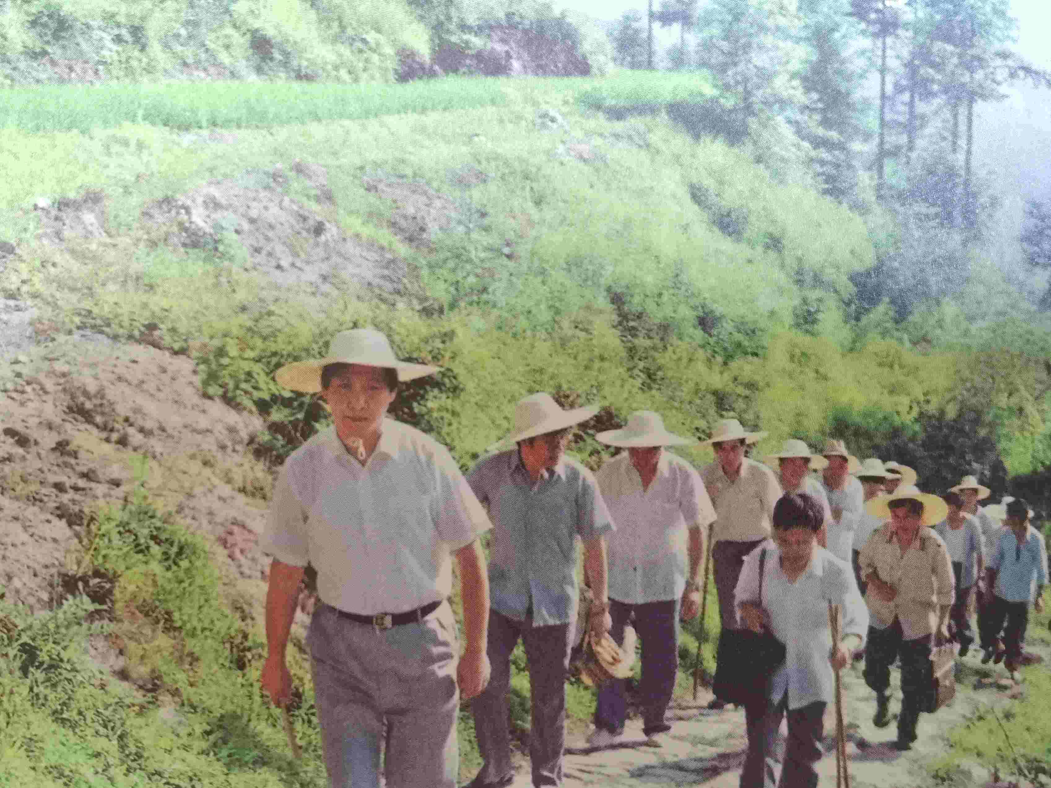 1989年7月，習(xí)近平冒著酷暑，帶頭步行到下黨鄉(xiāng)調(diào)研。