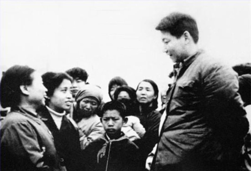 1983年，時(shí)任中共正定縣委書(shū)記的習(xí)近平同趙村群眾交談。