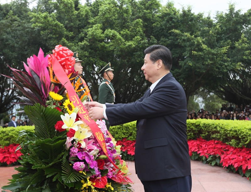 2012年12月8日，習(xí)近平在深圳蓮花山公園向鄧小平銅像敬獻(xiàn)花籃。