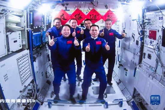 這是2023年10月26日在北京航天飛行控制中心拍攝的神舟十六號航天員乘組與神舟十七號航天員乘組“全家福”。 新華社發(fā)（韓啟揚 攝）