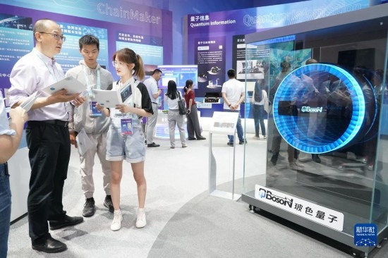 這是2023年5月26日在北京中關(guān)村國家自主創(chuàng)新示范區(qū)展示中心拍攝的100量子比特相干光量子計算機（模型）。 新華社記者 任超 攝