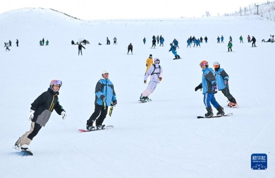 12月21日，游客在那拉提國際滑雪場滑雪。