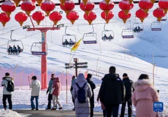 12月21日，那拉提國際滑雪場迎來眾多游客。