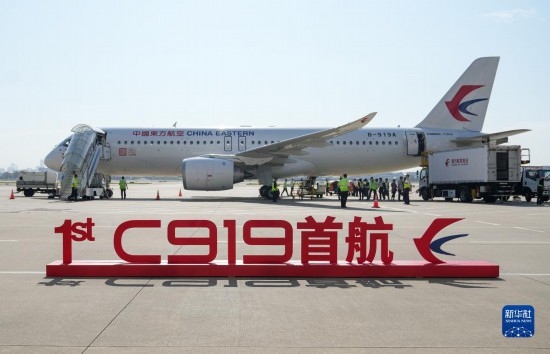 這是2023年5月28日在上海虹橋國際機場停機坪拍攝的C919飛機。當日，由C919大型客機執(zhí)飛的東方航空MU9191航班平穩(wěn)降落在北京首都國際機場，標志著該機型圓滿完成首個商業(yè)航班飛行，正式進入民航市場，開啟市場化運營、產(chǎn)業(yè)化發(fā)展新征程。 新華社記者 丁汀 攝