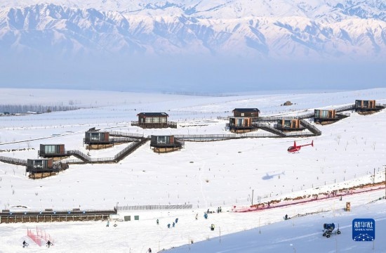 那拉提國際滑雪場旁新近落成的雪景星空民宿（12月21日攝）。