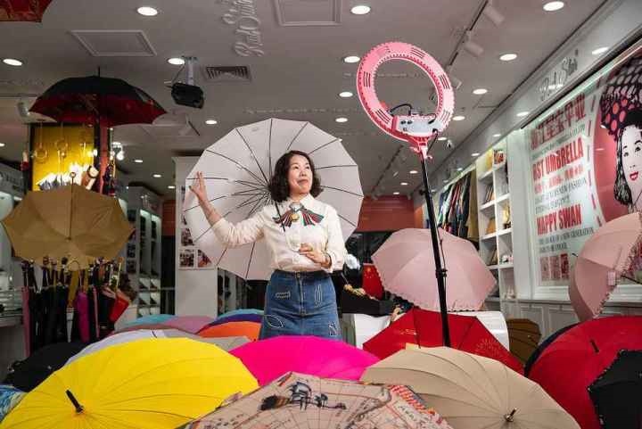 在義烏打拼了27年的商戶張吉英，正通過(guò)直播銷售雨傘。義烏市委宣傳部供圖