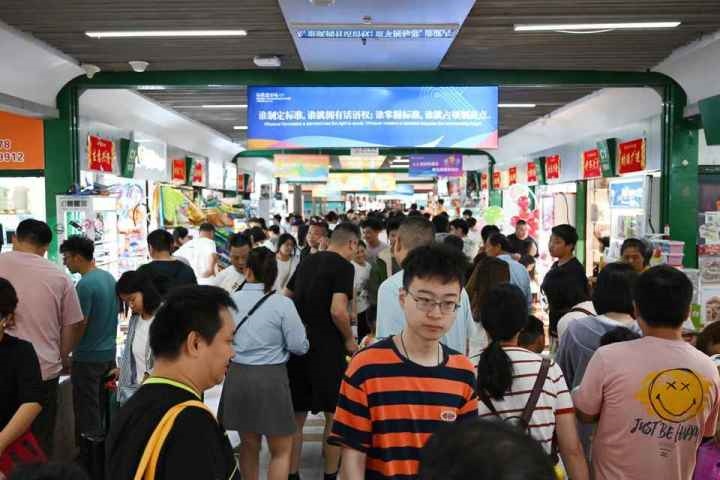 國(guó)慶長(zhǎng)假期間，“世界超市”摩肩接踵。共享聯(lián)盟·義烏 吳峰宇 攝