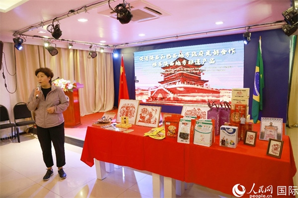 代表團(tuán)成員、咸陽(yáng)市政協(xié)主席李曉靜向與會(huì)嘉賓介紹了陜西的特色產(chǎn)品。人民網(wǎng)記者 陳海琪攝
