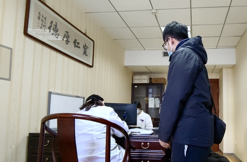 陪診師大飛陪同來京就診的患者在醫(yī)院問診。人民網記者 任妍攝