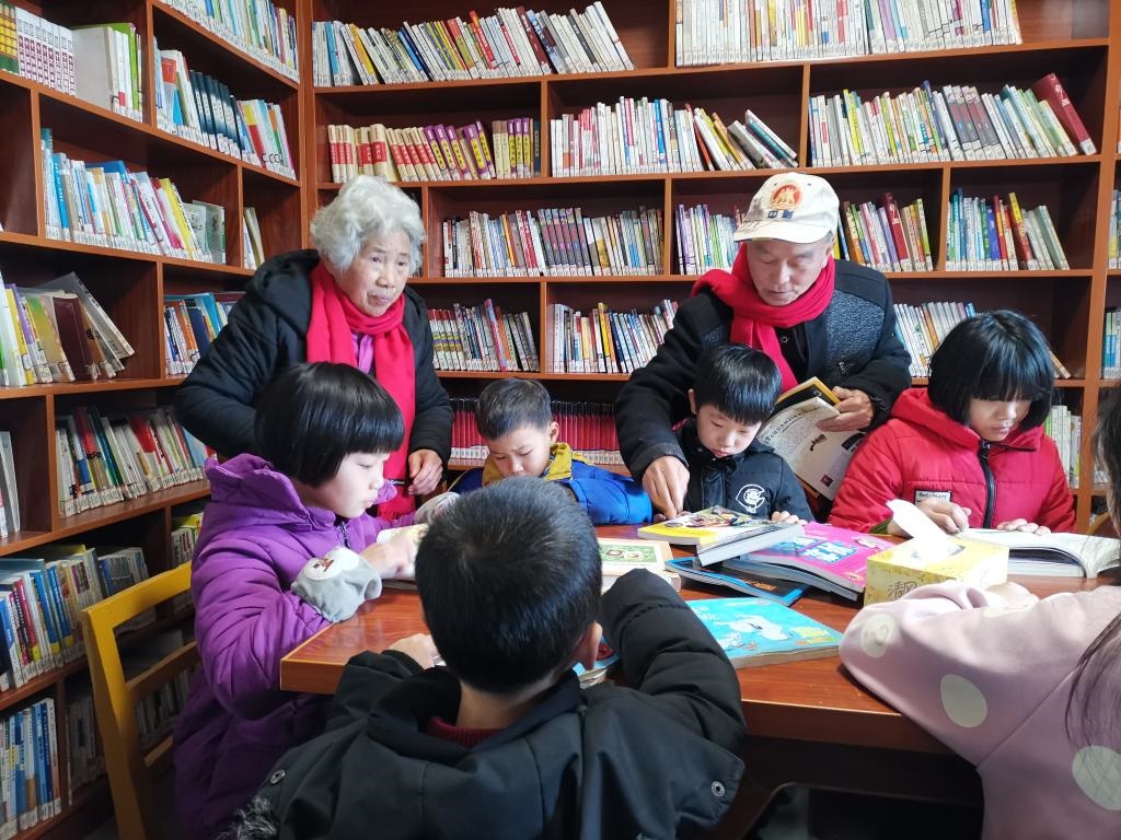 夏昭炎夫婦在譚家垅村的小書屋輔導(dǎo)小學(xué)生。（劉峰 攝）