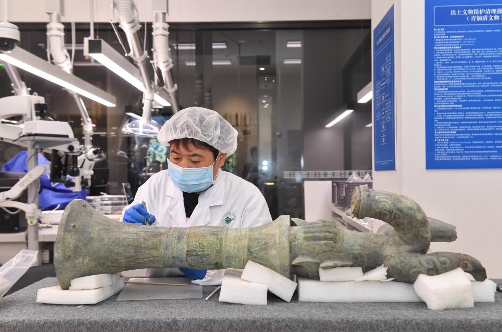 在三星堆博物館文物保護與修復(fù)館內(nèi)，工作人員在對文物進行清理。新華社記者劉坤 攝