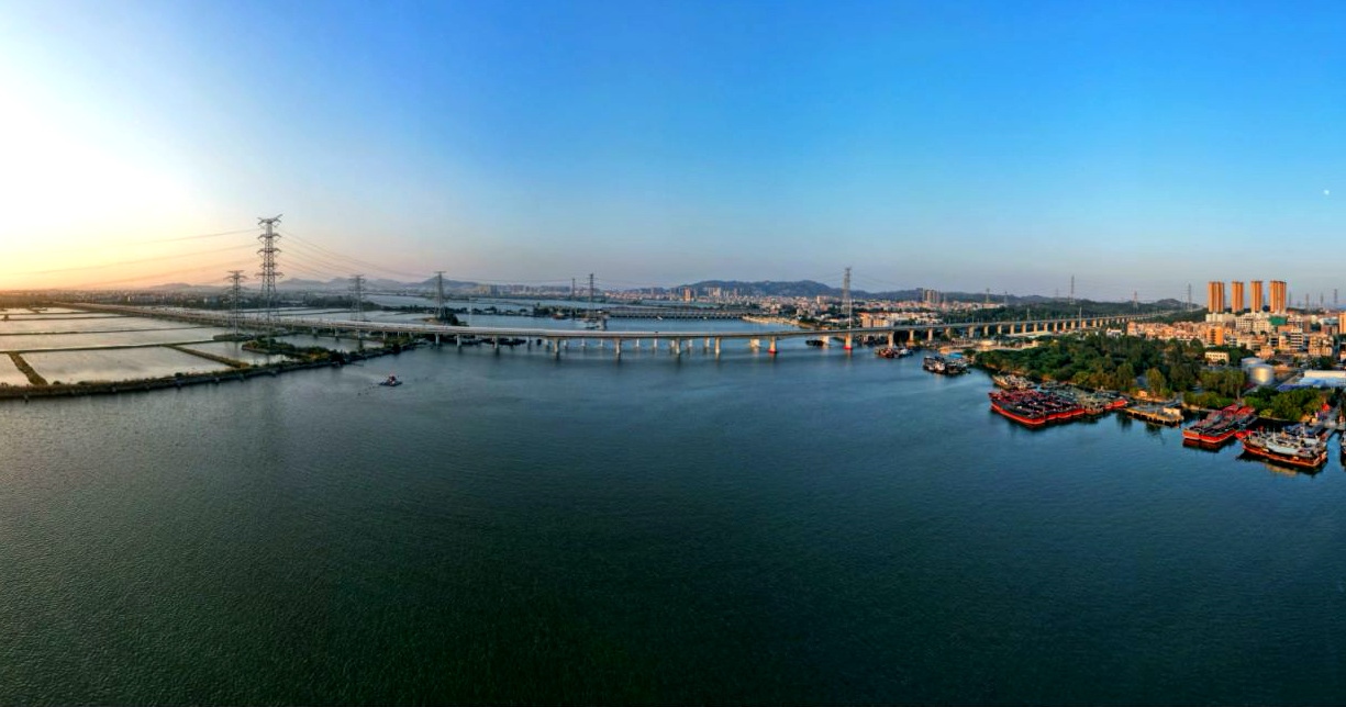 汕汕鐵路練特江大橋。國鐵集團供圖