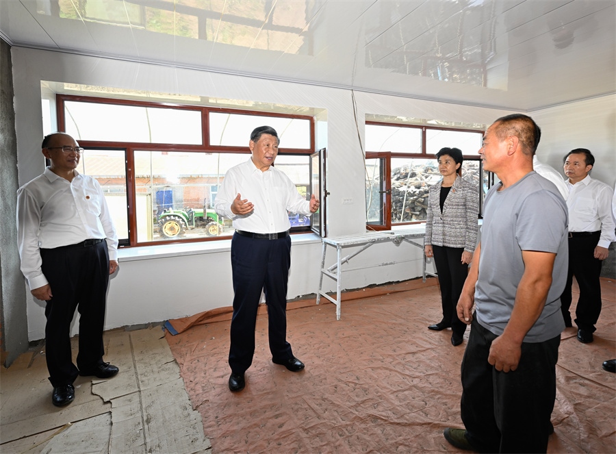 2023年9月7日，在遭受洪澇災害的黑龍江尚志市老街基鄉(xiāng)龍王廟村，習近平總書記走進村民楊春貴家中，察看受損房屋修繕情況。
