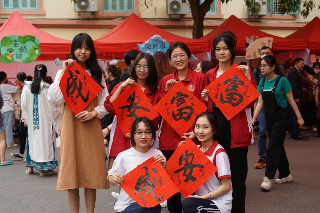2023年4月21日，在越南河內(nèi)大學(xué)孔子學(xué)院，越南大學(xué)生展示漢字書(shū)法作品。新華社記者胡佳麗攝