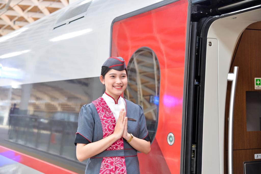12月12日，乘務(wù)人員在印度尼西亞雅加達(dá)的哈利姆車(chē)站站臺(tái)歡迎乘坐雅萬(wàn)高鐵的乘客。新華社記者徐欽攝