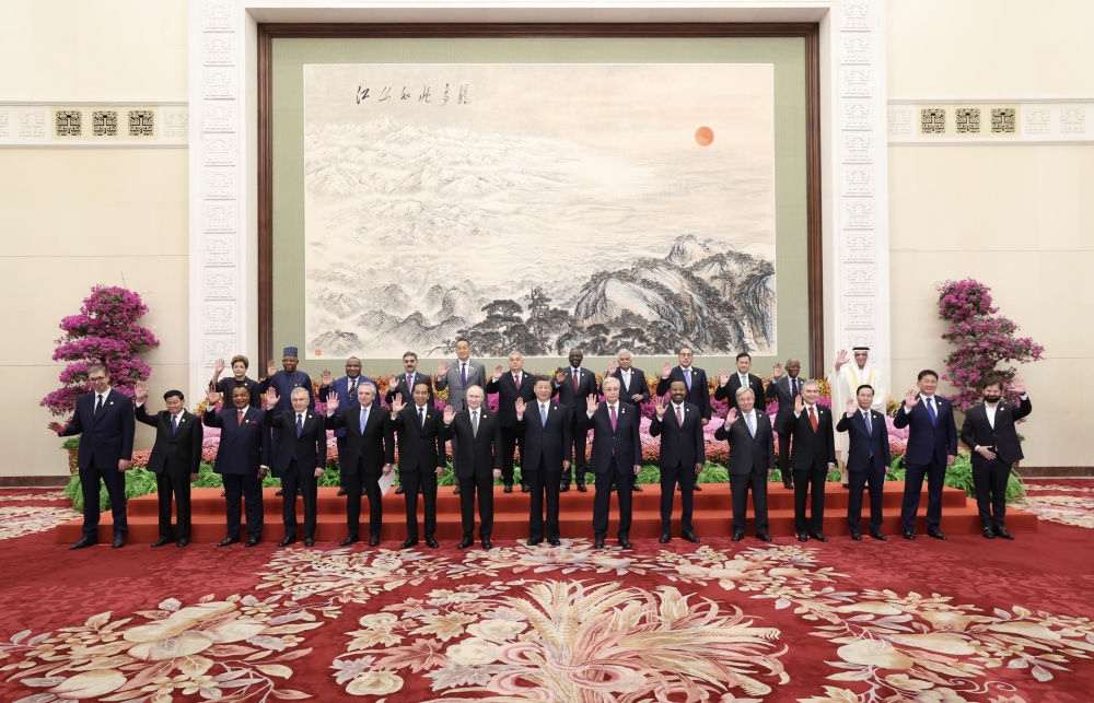 10月18日上午，國(guó)家主席習(xí)近平在北京人民大會(huì)堂出席第三屆“一帶一路”國(guó)際合作高峰論壇開(kāi)幕式并發(fā)表題為《建設(shè)開(kāi)放包容、互聯(lián)互通、共同發(fā)展的世界》的主旨演講。這是會(huì)前，習(xí)近平同出席高峰論壇的外國(guó)國(guó)家元首、政府首腦和國(guó)際組織負(fù)責(zé)人等國(guó)際貴賓集體合影。新華社記者 黃敬文 攝