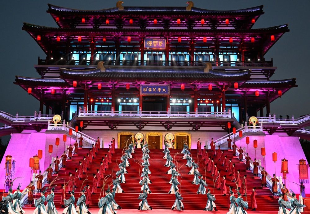 這是2023年5月18日在陜西省西安市大唐芙蓉園拍攝的中國(guó)—中亞峰會(huì)歡迎儀式。新華社記者 申宏 攝